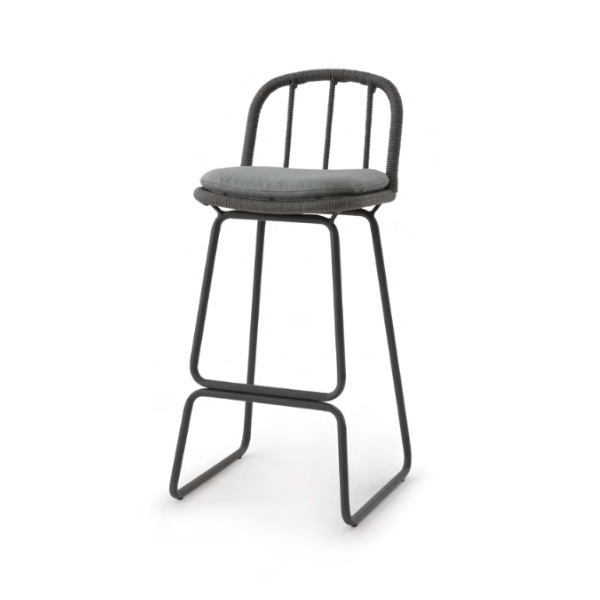 Banqueta Lolla - <p>Banqueta com estrutura em corda náutica e pintura eletrostática. Assento com almofadas.</p>
