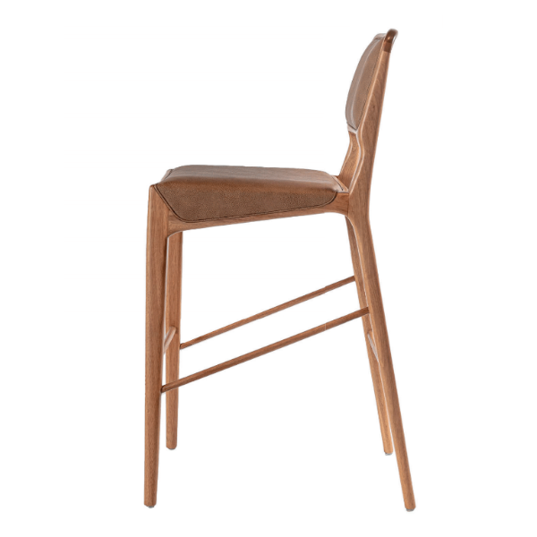 Banqueta Pará - <p>Banqueta com estrutura em madeira, assento e encosto estofado.</p>
<p> </p>
<p>MEDIDAS: L. 410MM | A. 1040MM | P. 530MM</p>
