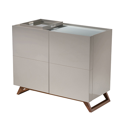 Bar Córdoba - <p style="text-align: justify;">Bar com estrutura em MDF 18 ou 25mm laminado ou laqueado.</p>
<p style="text-align: justify;">Composição interna: 1 prateleira a esquerda e uma a direita. Na parte superior a direita 1 gaveta.</p>
<p style="text-align: justify;">Pés em madeira maciça.</p>