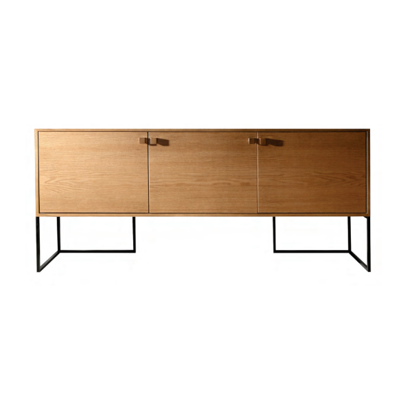 Buffet Tetris - <p>Buffet com estrutura em MDF, acabamento com lâmina natural de madeira ou pintura em laca. Conta com pés metálicos e puxadores de madeira maciça.</p>
<p>Possui corrediças telescópicas e dobradiças com amortecedores <em>(show motion)</em></p>
<p><strong>A configuração de portas e gavetas varia de acordo com o tamanho.</strong></p>
<p> </p>