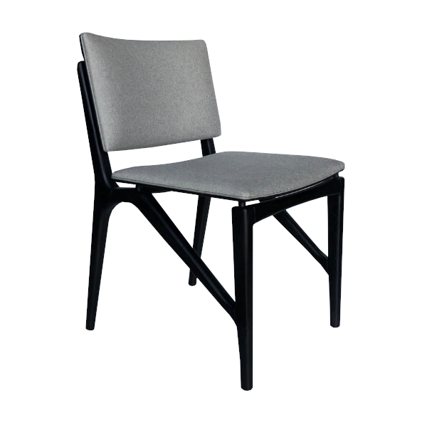 Cadeira Ceará - <p>Cadeira com estrutura em madeira, assento e encosto estofado.</p>
<p> </p>
<p>MEDIDAS: L. 490MM | A. 820MM | P. 600MM</p>