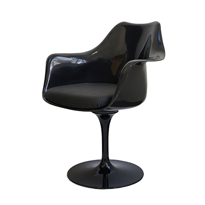 Cadeira Saarinen c/ Braço - <p style="text-align: justify;">Cadeira com estrutura em ABS e base giratória em alumínio. As opções de cores para a almofada: Vermelha, Branca e Preta.</p>
<p style="text-align: justify;"><strong>Cores sob consulta.</strong></p>