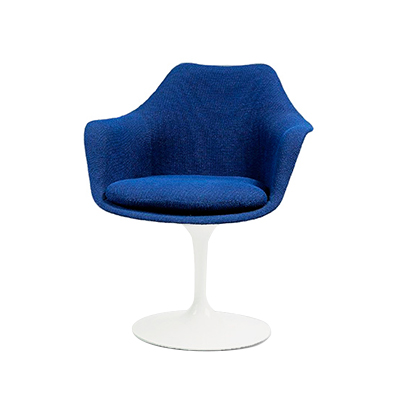 Cadeira Saarinen Capa c/ braço - <p style="text-align: justify;">Base em alumínio pintado , concha em fibra de vidro pintada com capa e/ou almofada em tecido. Design de Eero Saarinen.</p>
<p style="text-align: justify;">Estrutura: Alumínio.<br />
Revestimento: BUCLE, SUED, COURO ECOLÓGICO E COURO NATURAL.<br />
Várias Cores disponíveis.</p>