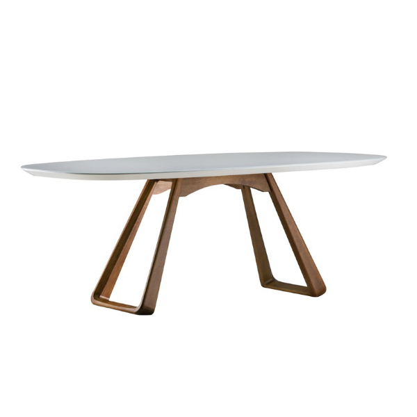 Mesa de jantar Zoe - <p>Tampo em MDF no sistema tamburato (painel semi-oco, composto na parte externa por 2 chapas de MDF, coladas e prensadas sobre uma estrutura interna) com espessura de 40mm com bordas usinadas com chanfro em 60° que apresenta um efeito de “borda infinita”. Na parte superior do tampo o acabamento pode ser com vidro colado ou laminado madeira, podendo ainda escolher os formatos oval, barril ou reto. Estrutura da base em MDF 25mm cru ou laminado madeira.</p>
<p>Diversas medidas disponíveis.</p>