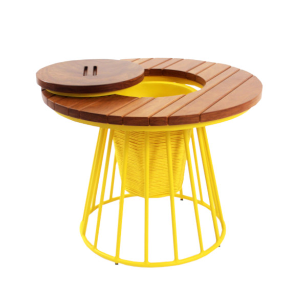 Mesa lateral Cenário - <p>Mesa lateral com estrutura em alumínio. Tampo em madeira ripada e espaço para balde de gelo.</p>