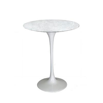 Mesa Lateral Saarinen Carrara - <p style="text-align: justify;">Atemporal, a mesa Saarinen encanta a todos por seu design e sofisticação. Criação do consagrado designer Eero Saarinen, a peça chama atenção ainda mais quando utilizada, pois se descobre que além da beleza, ela também é funcional e prática. Fabricada com materiais de primeira qualidade, a base é composta por alumínio fundido com acabamento em pintura automotiva, tornando a peça extremamente bem apoiada e resistente, sendo o tampo de mármore Carrara, uma das pedras mais belas e admiradas.</p>