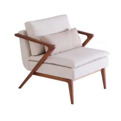 Poltorna Lis - <p style="text-align: justify;">Lis é uma poltrona média, com design de linhas geométricas. É uma peça que se destaca pela estrutura em madeira, formada por base e braços, e que “envolve” assento e encosto. Uma grande travessa em diagonal liga os braços aos pés traseiros, criando um expressivo desenho em forma de triângulo.</p>
<p style="text-align: justify;">A poltrona Lis é uma peça assinada pelo escritório curitibano Asa Design, que tem como proposta valorizar ambientes sofisticados, onde a presença de materiais naturais e móveis bem proporcionados é valorizada. O conforto é assegurado pela perfeita ergonomia, pelo uso de percintas elásticas e de espumas de alta qualidade.</p>