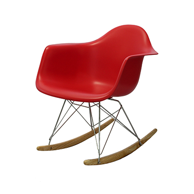 Poltrona 1122 Base Balanço - <p style="text-align: justify;">A Poltrona 1122 é um produto de grande variedade que certamente atenderá a sua necessidade. Tem base balanço em madeira e assento nas seguintes opções: Estofado patchwork (com espuma e estrutura em polipropileno) e somente em Polipropileno nas cores Branco, Vermelho, Amarelo, Preto.</p>