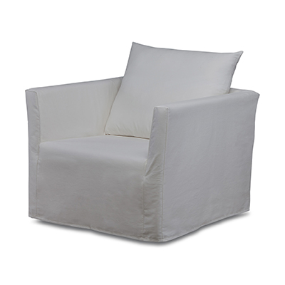 Poltrona Capri - <p>Poltrona com estrutura em madeira, espuma D26 e capa externa.<br />
Encosto com almofadas soltas e assento fixo.</p>