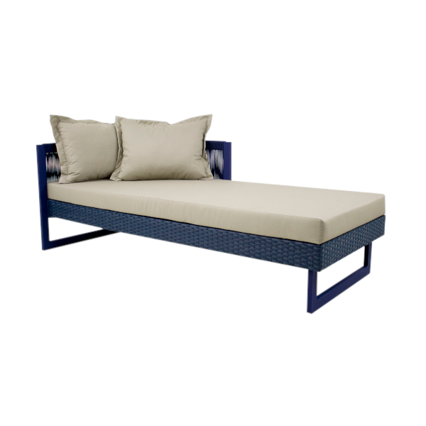 Poltrona chaise Calbor - <p>Poltrona chaise com estrutura em alumínio e fibra. Assento e encosto com almofadas.</p>
<p>Medidas: 196 x 90 x 70cm (P x L x A)</p>