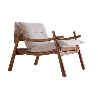 Poltrona Fofa - <p style="text-align: justify;">“Design despojado, lúdico e refinado. A poltrona Fofa é a mais pura inspiração do design nacional, resultado do trabalho e da lapidação de referências estéticas únicas da arte e da cultura.”</p>
<p style="text-align: justify;">Almofadas soltas e confortáveis repousam em uma base ergonômica de madeira, fazem desta peça um exemplar único do design.</p>