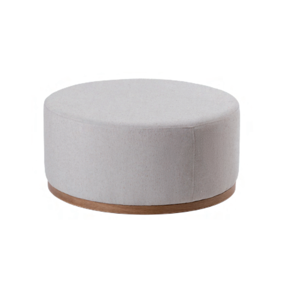 Puff Belli - <p>Puff com estrutura em MDF, assento em espuma D28 e lâminas naturais de madeira no revestimento.</p>