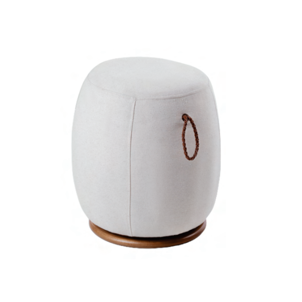 Puff Bongô - <p>Puff com estrutura em madeira maciça e assento com espuma d28. Conta com alça trançada confeccionada em couro.</p>