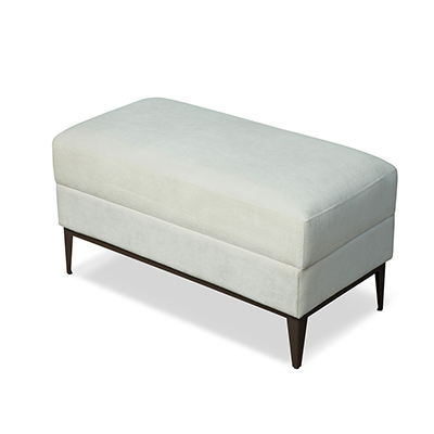 Puff Trento - <p>Poltrona com estrutura em aço carbono, madeira, espuma D26.<br />
Assento fixo.</p>
