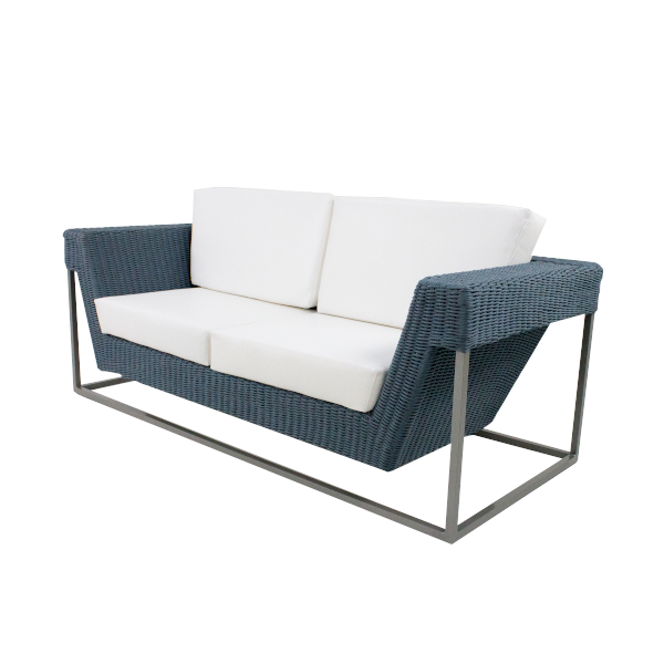 Sofá Ampiezza - <p>Sofá com estrutura em alumínio e fibra. Assento e encosto com almofadas.</p>
<p>Medidas: 95 x 220 x 71cm (P x L x A)</p>