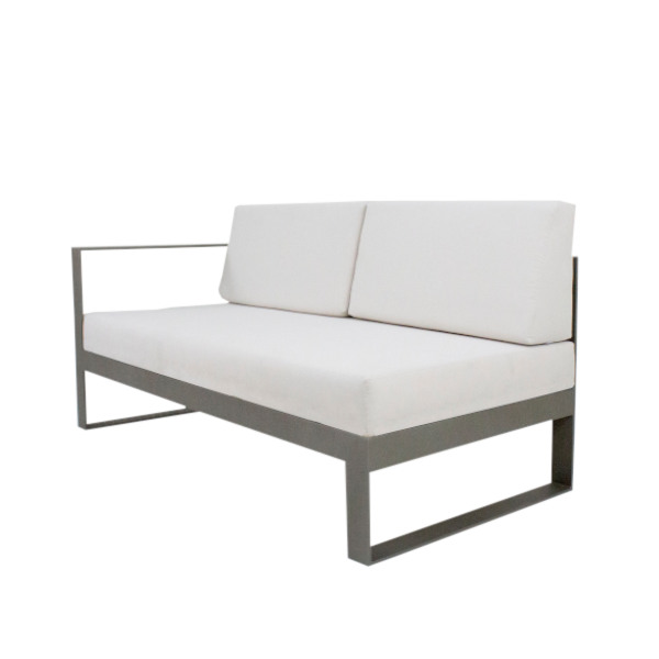 Sofá Flat - <p>Sofá com estrutura em alumínio, assento e encosto com almofadas.</p>