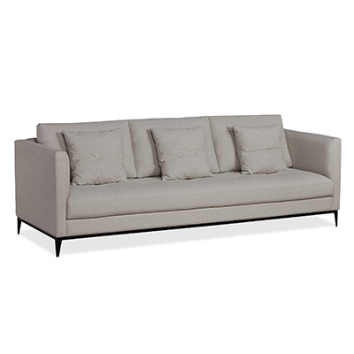 Sofá Tellaro - <p>Sofá com estrutura em aço carbono. madeira, e espuma D26.<br />
Encosto reclinável com almofadas soltas e assento fixo.</p>
<p><strong>Diversas medidas disponíveis.<br />
</strong></p>
